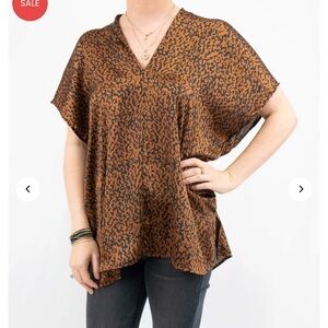Adrienne V-neck leopard tunic top